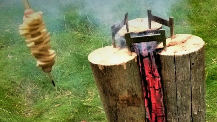 Мангал из трех бревен. Пока огонь горит внутри, пробуем шашлык и картошку