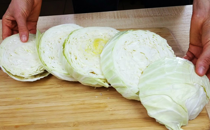 Режем кочан капусты кругами и ставим в духовку. Рядовой овощ стал вкуснее мяса