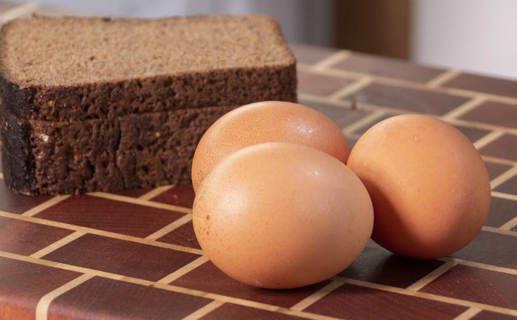 Берем 3 вареных яйца и Бородинский хлеб. Из простых продуктов получается блюдо для завтрака из ресторана