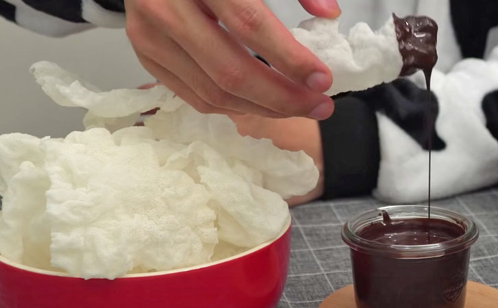 Превратили рисовую бумагу в секундный десерт. Жарим в масле, а потом просто макаем в шоколад