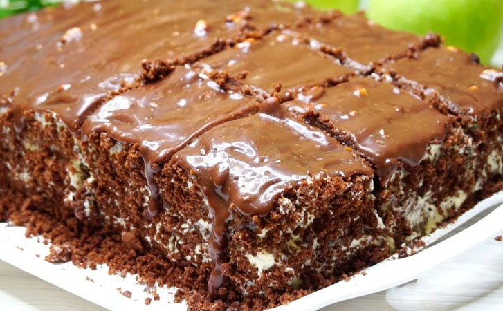 Шоколадный торт пропитывается сам. За 20 минут делаем основу, а потом добавляем сгущенку и шоколад