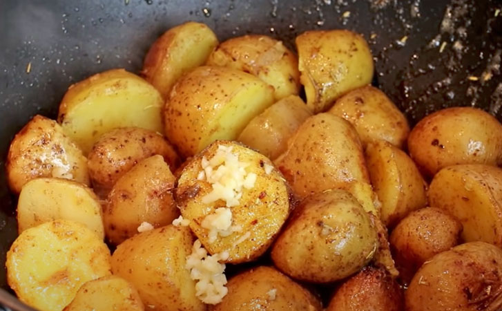 Без запекания и духовки: сочная и хрустящая картошка по-деревенски на обычной сковороде