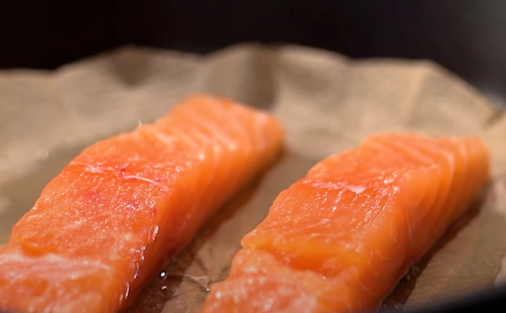 Рыба больше не прилипает к сковородке: подкладываем под рыбу бумагу и жарим на ней