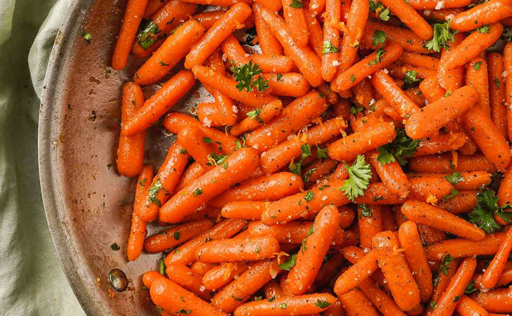 Готовим овощи, чтобы внутри оставались все витамины. Морковь запекаем, а кабачки жарим