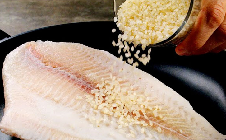 Рыбные слойки из риса и рыбы. Простая замена сложным рыбным пирогам, которые всегда долго собирать