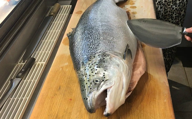 Чистим лосось до филе: показывает японский суши-повар