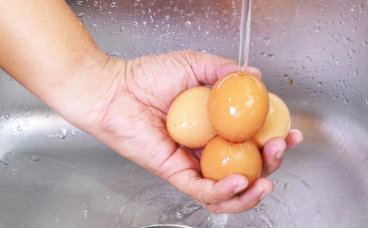 Куриные яйца и вода. Разбираемся, нужно ли мыть яйца после магазина