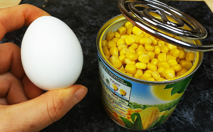 Открыли банку кукурузы и добавили яйцо: целая тарелка оладьев на столе за 15 минут