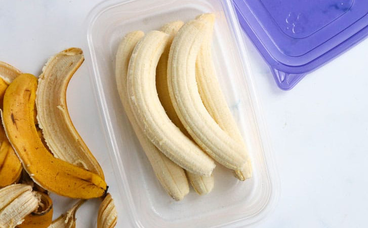 Нарезаем 5 очищенных бананов и просто макаем в тесто. Пирожки готовы за 3 минуты