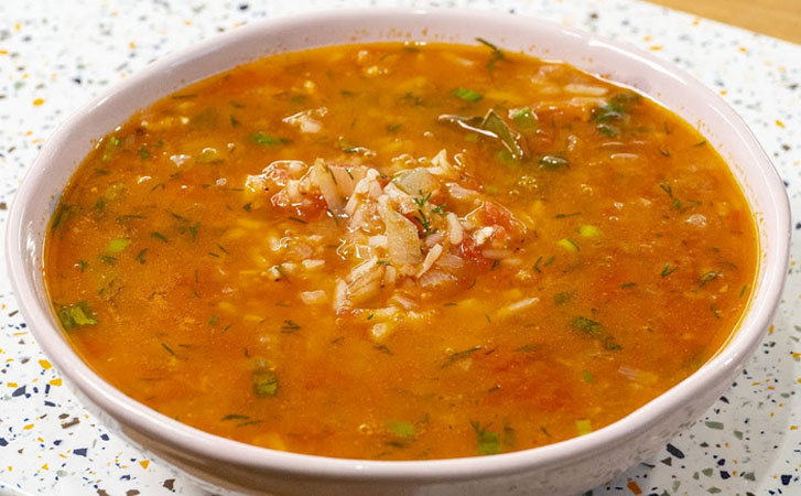 Томатный суп из 2 помидоров и миски риса: за 15 минут сварили так же наваристо, как харчо