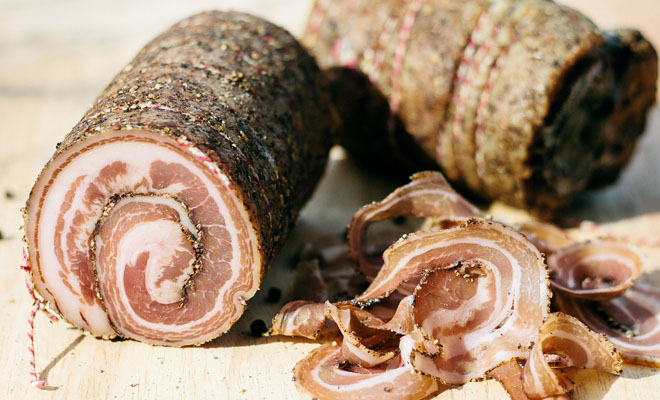 Сыровяленая свиная колбаса по испанскому рецепту: делаем из 1 кило свиной грудинки