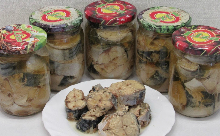 Раскладываем скумбрию по банкам и заливаем скумбриевым бульоном. Двойной вкус