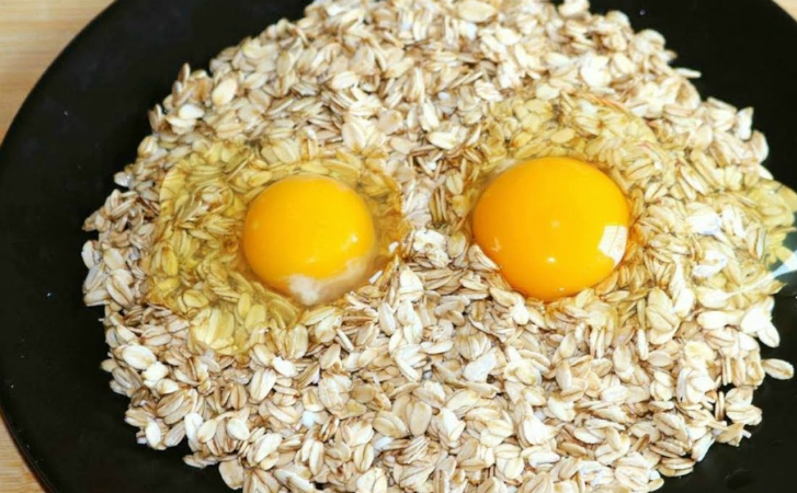 Разбиваем яйца в овсянку на сковороде. За 5 минут сделали яичницу вдвое сытнее
