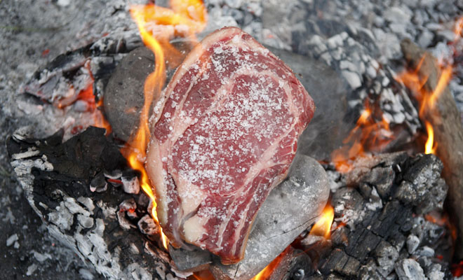 Кладем килограмм мяса прямо в угли: готовим без шампуров, мангала и решетки