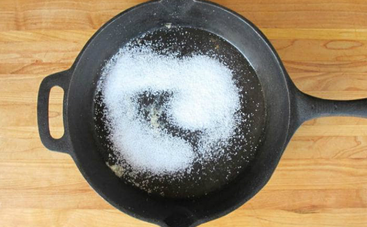 Прокалили сковороду с солью и покрыли маслом: еда больше не пригорает