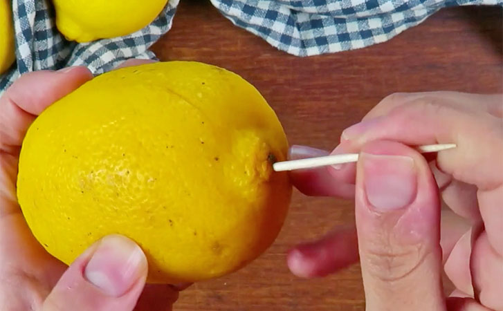 Сохраняем лимон для сока сочным внутри долго: вместо того, чтобы разрезать, просто протыкаем