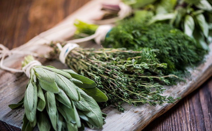 Травы на кухне. 5 поварских трюков, позволяющих получить больше аромата даже из сухой зелени