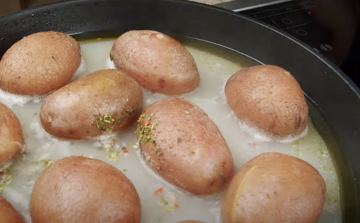 Варим картошку на сковороде: сначала отвариваем в мундире, а потом разминаем и делаем корочку