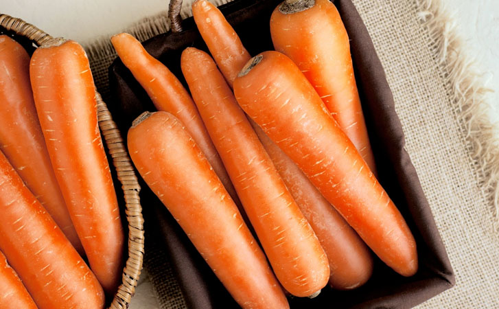 Морковь залежалась и перестала хрустеть. Возвращаем хруст с помощью воды и половины картофелины