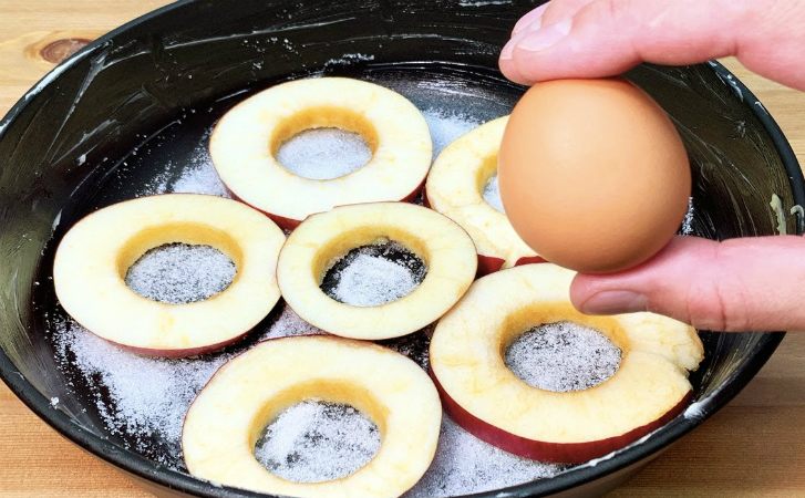 Пирог с тестом из одного яйца. Заливаем начинку из яблок и готовим без духовки