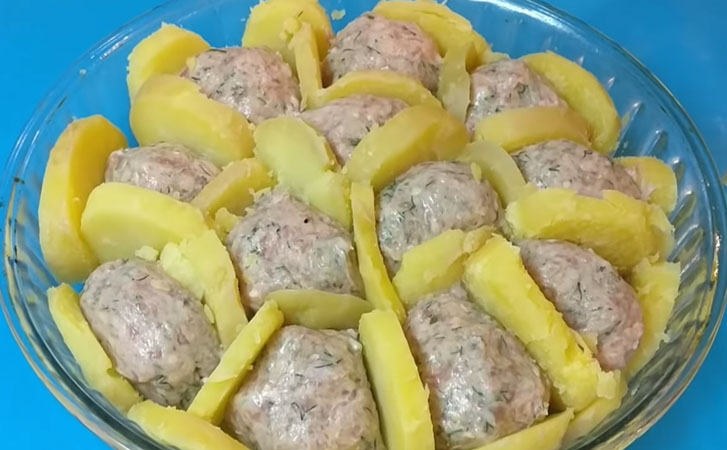 Мясной пирог когда нет времени: собрали из фарша и вареного картофеля за 10 минут