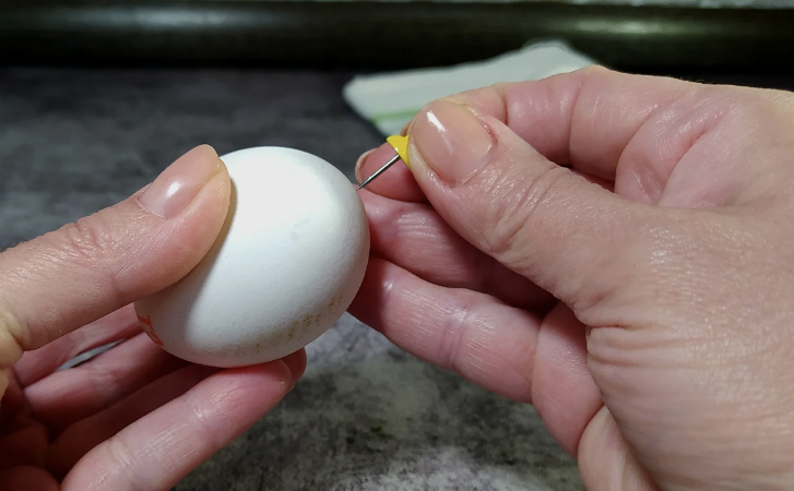 Яйца теперь чистятся легко даже без холодной воды: нужно просто проткнуть скорлупу перед варкой