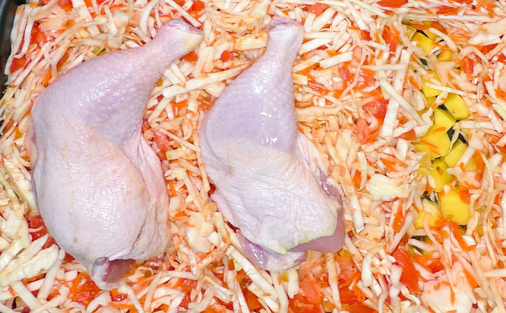 Выкладываем курицу на капусту и запекаем вместе: мясо и гарнир готовим за раз