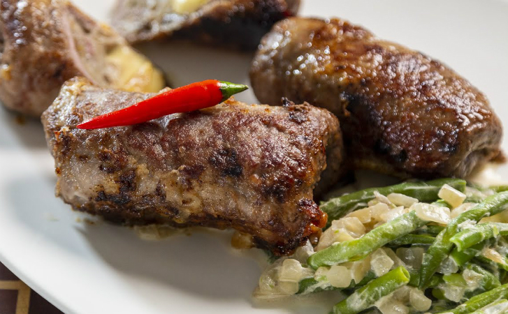 Добавляем в мясные рулетики грибы: начинка дает сок и получается сочнее мяса по-французски