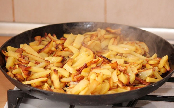 Подогреваем вчерашнюю жареную картошку за 30 секунд с маслом и она снова хрустит