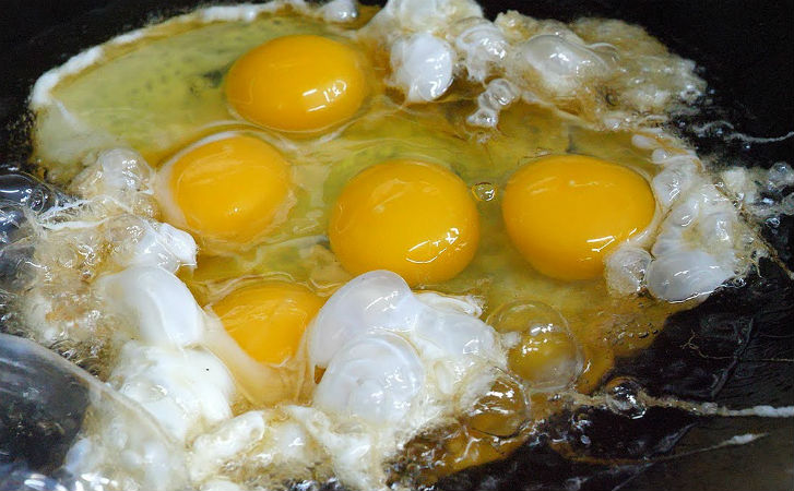 Размешиваем яичницу ложкой, а потом посыпаем рисом: подсмотрели рецепт на корейском рынке