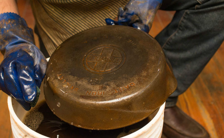 Берем ржавую сковородку, которая пролежала 50 лет в сарае и превращаем в новую: можно снова готовить