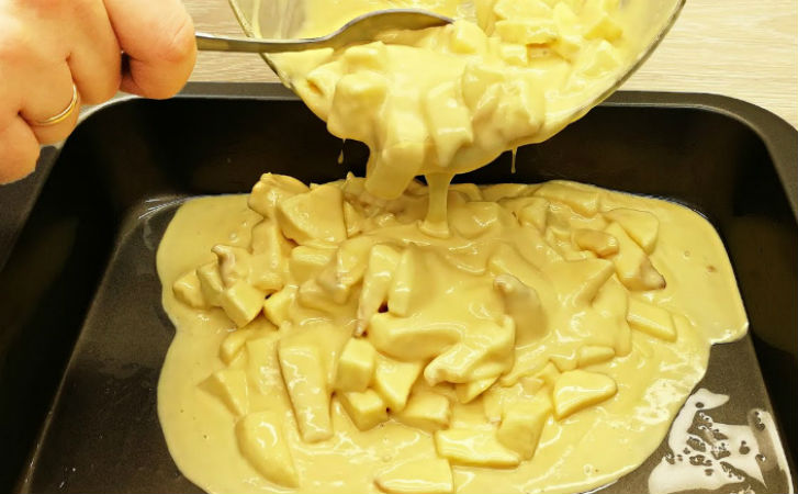 Смешиваем яблоки и тесто в одной миске и просто выливаем в форму. Пирог без хлопот