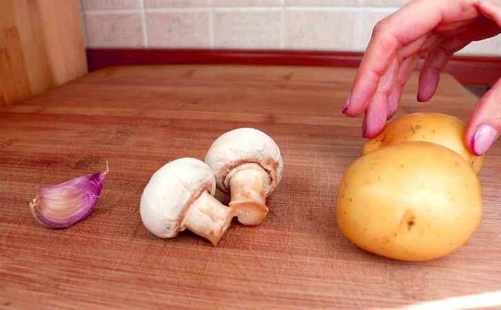 Варим картофель, но вместо пюре клубни стали супом: добавили чеснок и грибы, и можно подавать