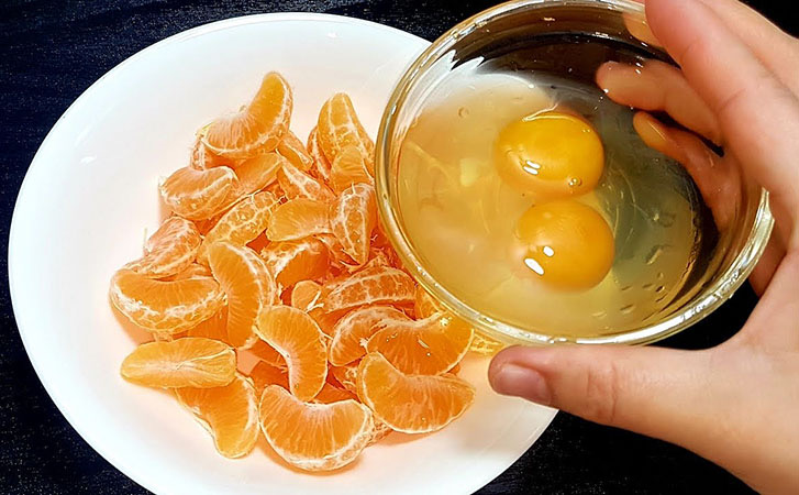 Перемешиваем мандарины с яйцом и основа для теста готова. Воздушный кекс просят повторить