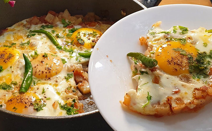 Жарим картошку, а через 5 минут разбиваем внутрь яйца: завтрак, обед и ужин в одном блюде