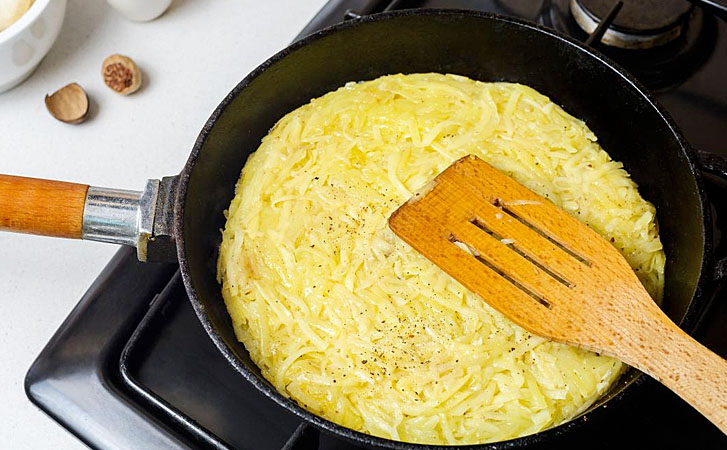 Завтрак для ленивых: трем картошку на терке, добавляем яйцо и сразу на сковороду