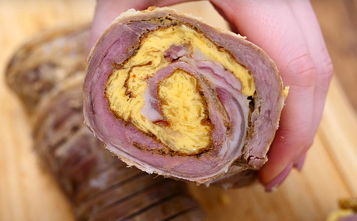 Сворачиваем блины и мясо в рулет. Печем в фольге час и ставим на стол вместо колбасы