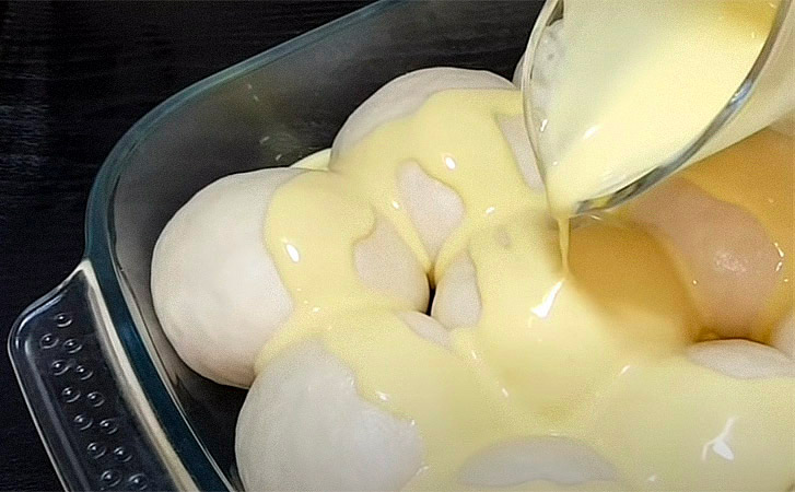 Смешали йогурт с яйцом и поливаем сверху тесто. Корочка вышла и поджаристая, и нежная одновременно