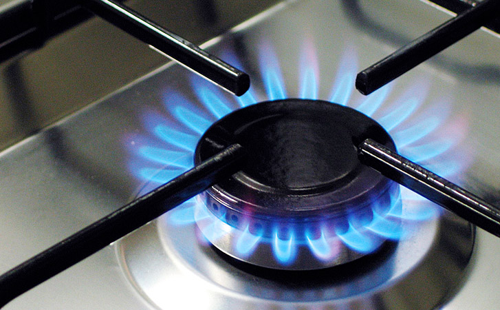 Газовая плита снова работает равномерно: чистим горелку проволокой снизу