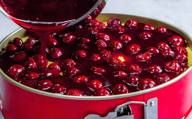 Самый яркий торт на столе: заливаем ягоды соком и даем охладиться