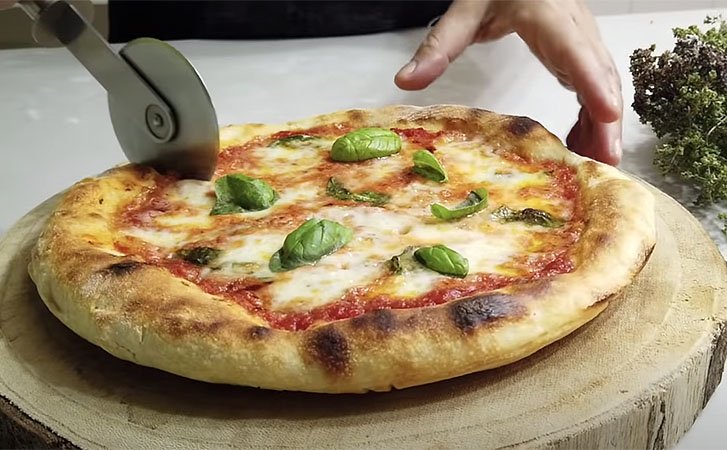 Итальянец показал как сделать пиццу на сковороде и в духовке. Съели и поняли, что перый раз ели настоящую пиццу