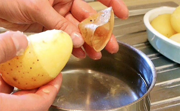 Увидели, как на Кубани отваривают картофель в мундире, с чесноком и укропом: чистится за секунды