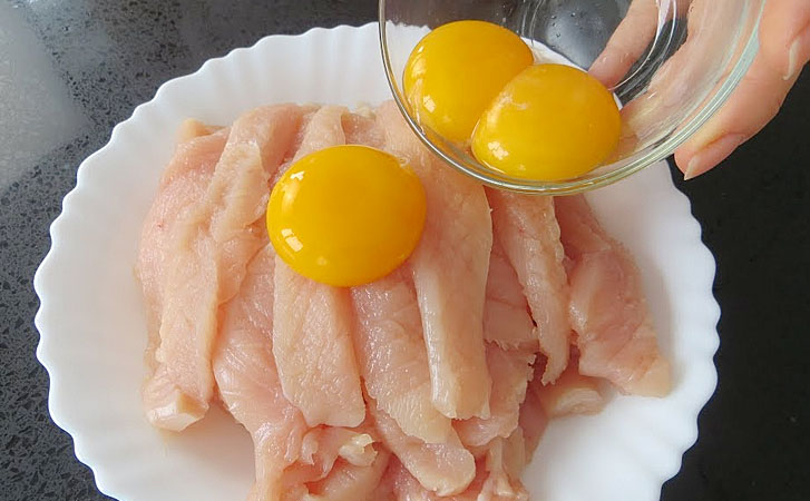 Если куриная грудка получается сухой, просто залейте ее яйцом. Самый простой способ приготовить нежно и сочно