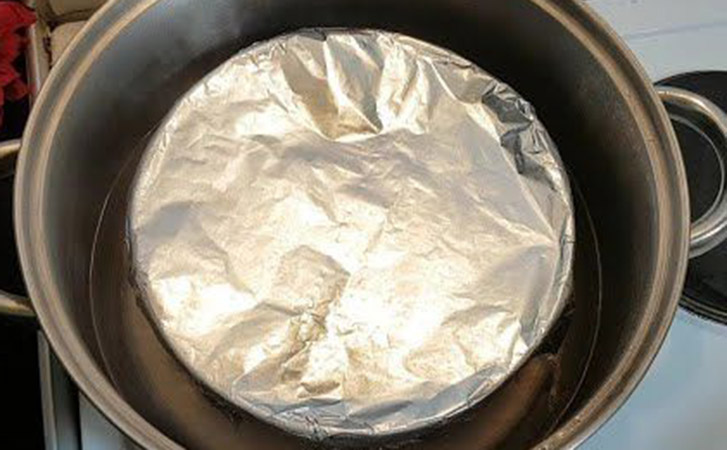 Готовим шоколадный кекс в кастрюле под фольгой: рецепт без духовки, яиц и миксера