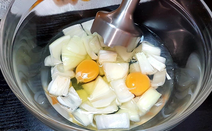 Добавляем в тесто к муке 2 луковицы: пустая выпечка получается словно с начинкой