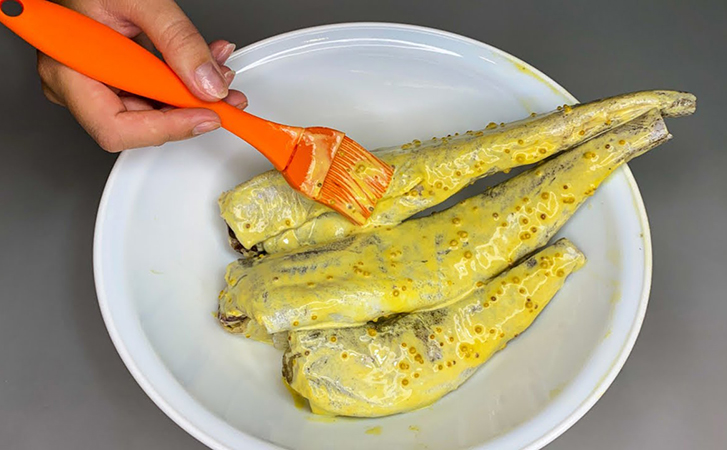 Смазываем минтай горчицей и запекаем: становится по вкусу как дорогая рыба