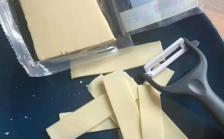 Знакомый повар показал, как красиво и ровно резать сыр. Использует нож для очистки картошки
