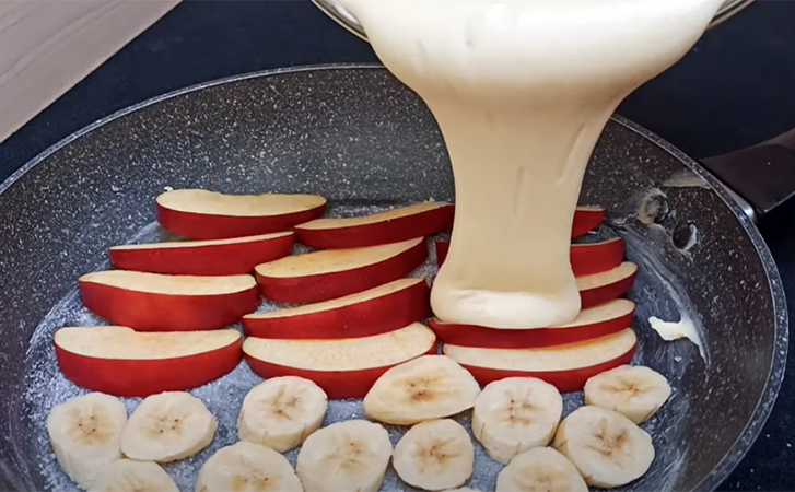 Ленивый пирог из одного банана и одного яблока: их достаточно залить тестом и подождать 15 минут