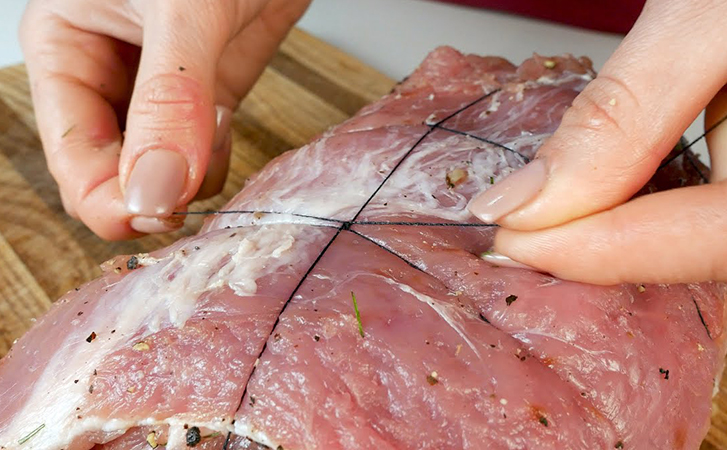 Сворачиваем килограмм мяса в сочный рулет: подаем как нарезку и основным блюдом с гарниром