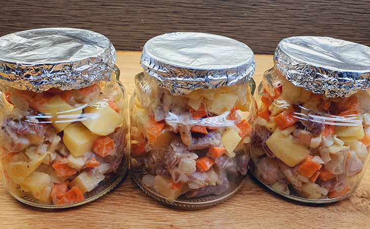 Готовим курицу с картошкой без сковороды: кладем в банки и ставим в духовку на 60 минут